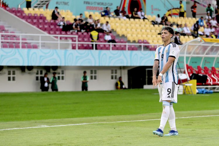 Pemain Timnas Argentina Agustin Ruberto selebrasi seusai menjebol gawang Jerman saat laga semifinal Piala Dunia U17 2023 Indonesia yang berlangsung di Stadion Manahan Solo, Selasa (28/11/2023) sore.
