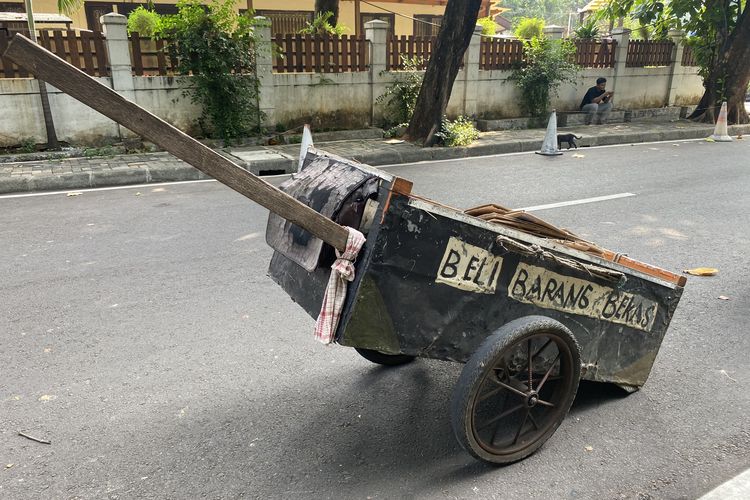 Pembeli Barang Bekas, Mata Rantai Ekonomi yang Jaga Jakarta dari Gunungan Sampah