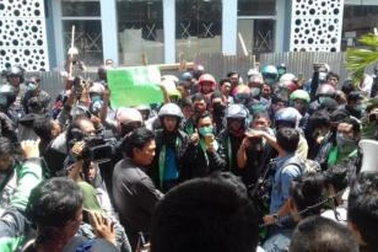 Puluhan pengemudi melakukan unjuk rasa di kantor manajemen Go-Jek di Makassar, Sulawesi Selatan.