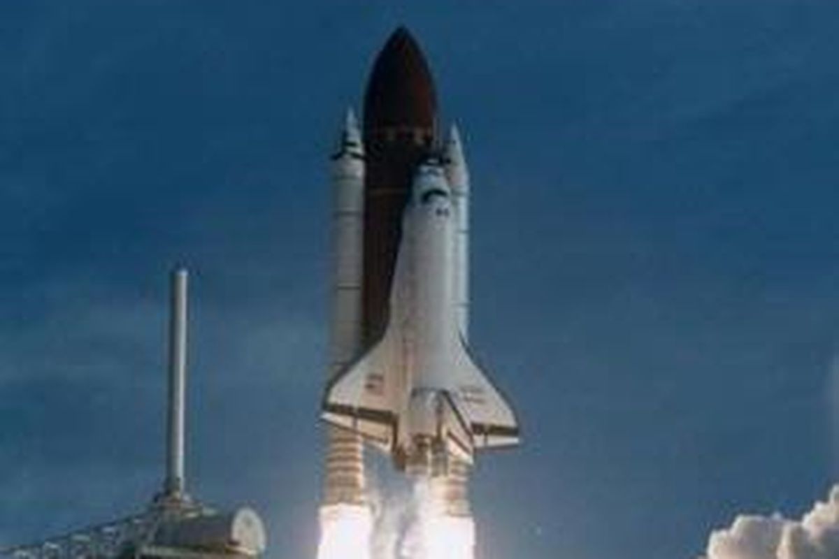 Pesawat ulang alik Endeavour saat diluncurkan.