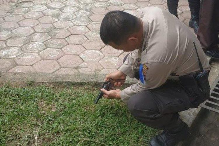 Polisi memeriksa senpi milik anggota Polsek Gondang, yang diduga dicuri oleh M. 
