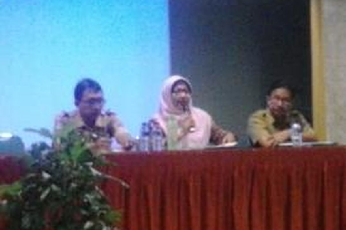 Kepala sekolah SMA Negeri 3 Jakarta Retno Listyarini  beserta pengawas Sekolah dan Kepala Dinas Pendidikan DKI Jakrta saat menggelar konferensi Pers di ruang audio visual SMA Negeri Jakarta, Rabu (10/2/2015).