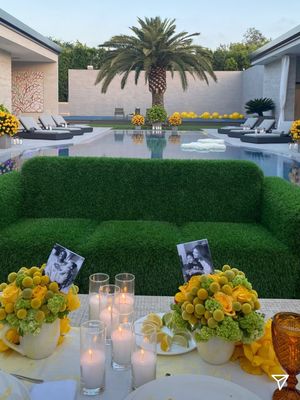 Kylie Jenner menghiasi rumahnya di Calabasas, California, AS, dengan banyak bunga untuk merayakan Hari Ayah bagi Travis Scott.
