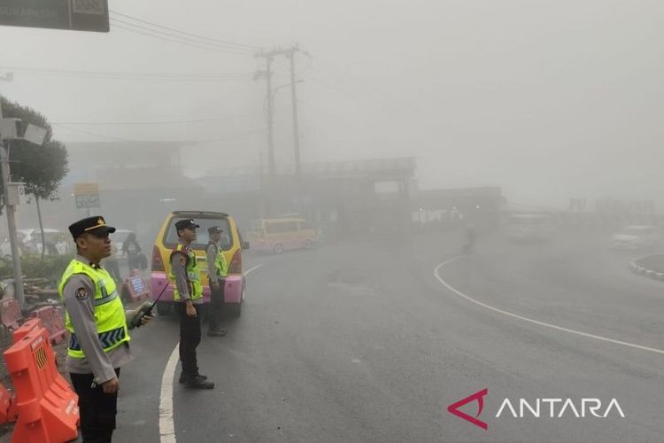 Kondisi jalur Puncak-Cianjur, Jawa Barat, ditutupi kabul tebal yang kerap turun saat pagi dan petang, sehingga jarak pandang pengendara terbatas, sehingga petugas disiagakan mengimbau pengendara, Senin (23/12/2024).
