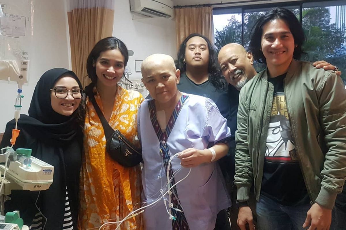 Istri Indro Warkop, Nita Octobijanthy (tengah), mendapat kunjungan dari Vino G Bastian dan Marsha Timothy di rumah sakit.