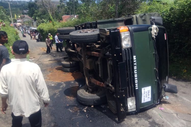 Sebuah truk yang mengangkut rombongan anak sekolah SMK Informatika terguling di kawasan Puncak, Bogor, Jawa Barat, Selasa (2/4/2919)