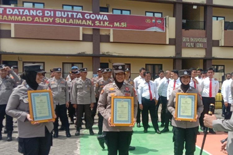 Aksinya Menolong Tukang Becak Viral, Tiga Polwan Polres Gowa Dapat Penghargaan di Hari Kartini