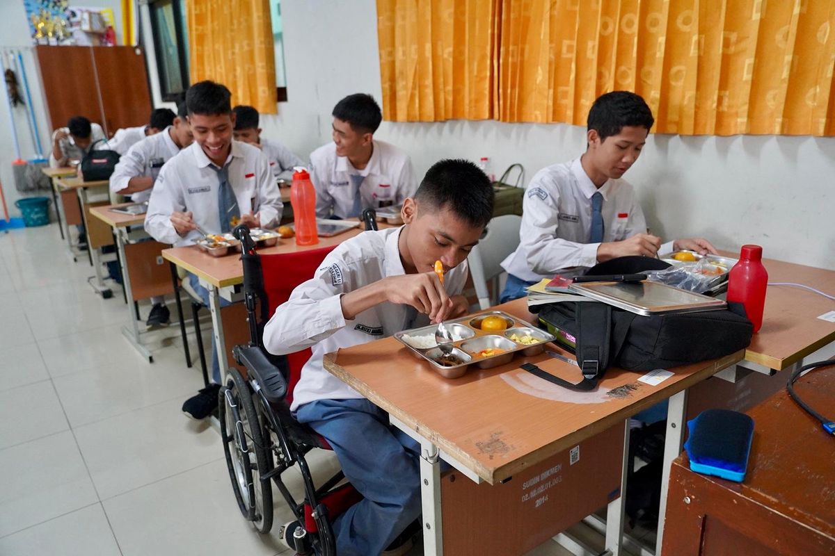 Budi Gunawan Tinjau Makan Bergizi Gratis di Sekolah, Minta Kualitas Tetap Terjaga