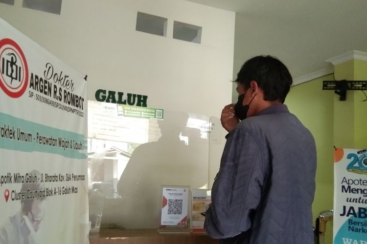 Seorang pasien tengah membeli obat di Apotek Mitra Galuh, Karawang, Jawa Barat, Jumat (21/10/2022).