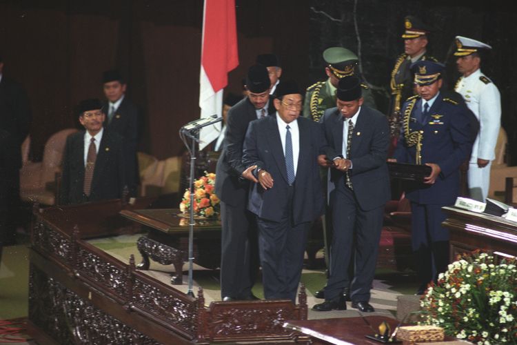 Pelantikan Abdurrahman Wahid (Gus Dur) sebagai Presiden RI pada 20 Oktober 1999. Gus Dur merupakan presiden terakhir yang dipilih oleh MPR.

KOMPAS/ARBAIN RAMBEY (ARB)
20-10-1999 *** Local Caption *** Pelantikan Presiden Gusdur