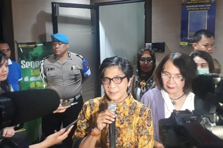 Wakil Ketua Komnas Perempuan Budi Wahyuni memberikan keterangan kepada wartawan di Mapolres Metro Jakarta Barat, Sabtu (28/4/2018).