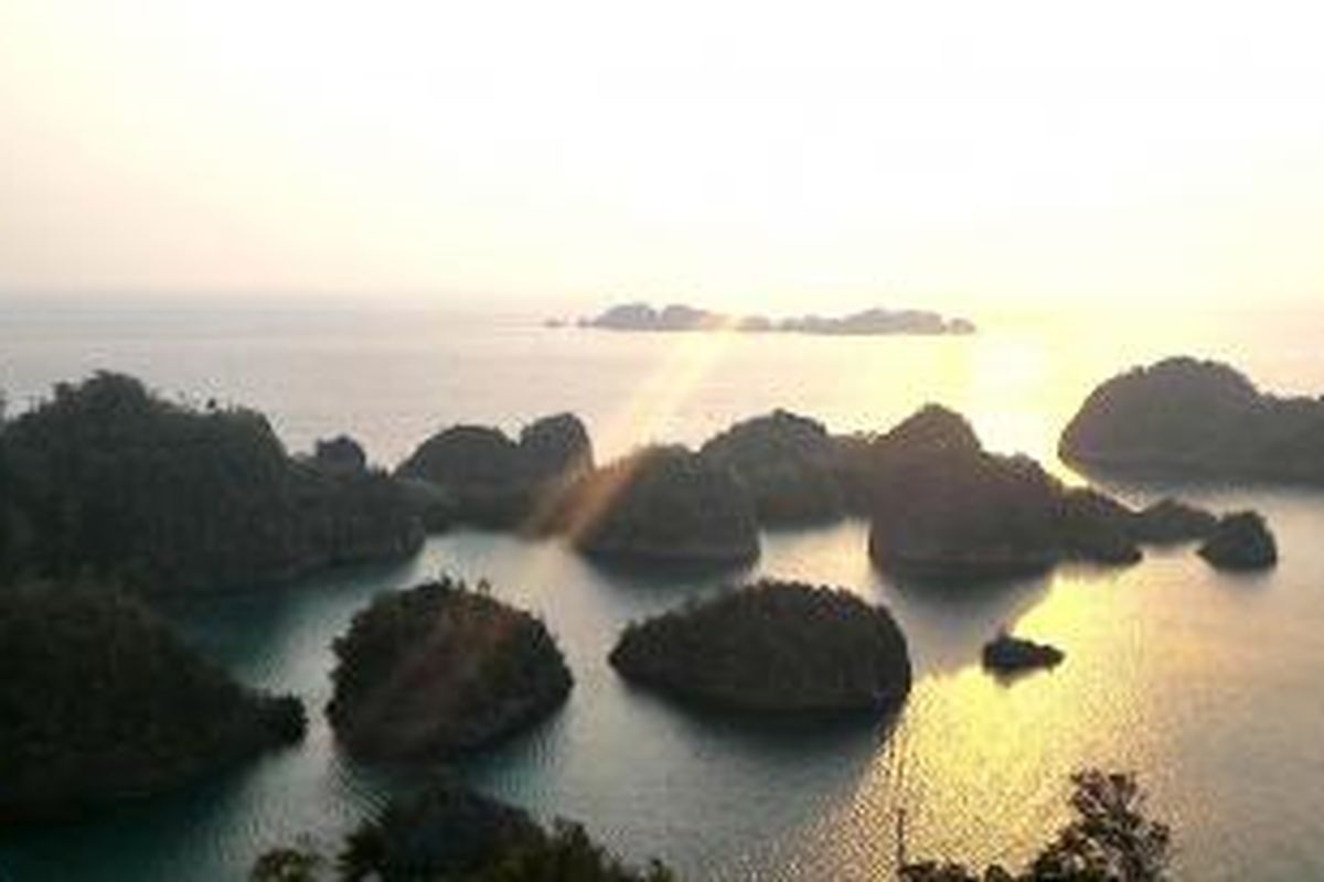 Keindahan lanskap Raja Ampat bisa dinikmati dari Bukit Pianemo.