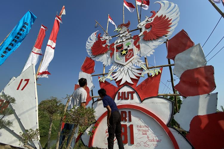 Saat Garuda Raksasa Jadi Penanda Selamat Datang di Desa Tempel Kulon Indramayu Jelang HUT Ke-81 RI