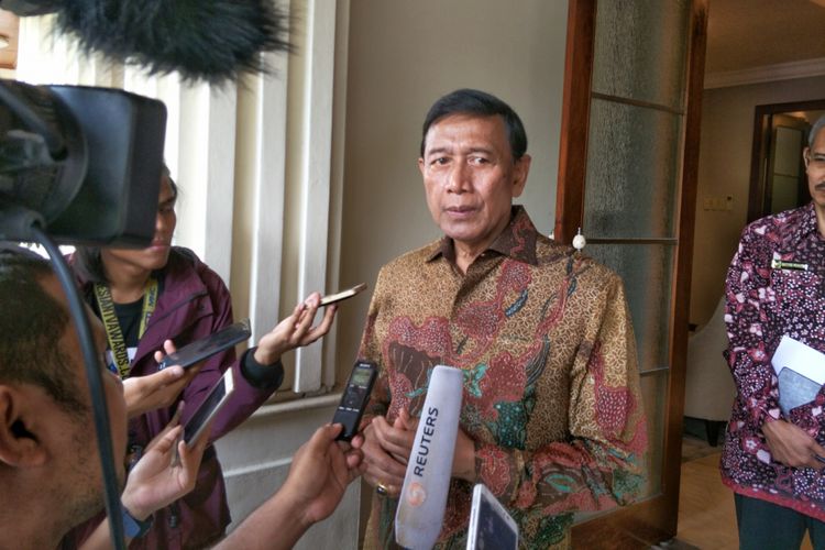 Menteri Koordinator Bidang Politik, Hukum dan Keamanan Wiranto saat ditemui di Kemenko Polhukam, jakarta Pusat, Senin (30/10/2017).