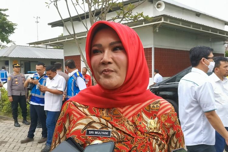 Bupati Klaten Sri Mulyani di sela kunjungan kerja bersama Menteri Keuangan Sri Mulyani, Menteri PUPR Basuki Hadimuldjono dan Gubernur Jateng Ganjar Pranowo terkait pembangunan Jalan Tol Solo-Yogyakarta-Kulonprogo seksi 1 paket 1.1 Solo Klaten di Colomadu, Karanganyar, Senin (27/2/2023).