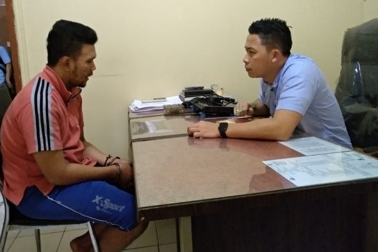 Taufik Abdilah (24) pelaku pencurian seekor burung lovebird saat menjalani pemeriksaan di Polresta Palembang, Sabtu (5/1/2019). Pelaku nekat mencuri burung tersebut, lantaran ketagihan bermain game online.