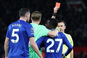 Penjelasan untuk Kartu Merah Tak Biasa Idrissa Gueye di Man United Vs Everton