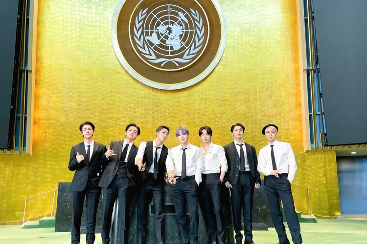 BTS berfoto di podium General Assembly Hall di Markas Besar PBB di New York, AS.