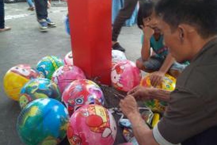 Pedagang balon di seputaran alun-alun Bandung, Jawa Barat, meningkat pada saat libur Lebaran, Selasa (21/7/205). 