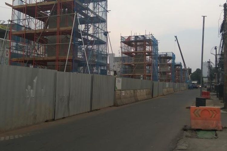 Pembangunan MRT konstruksi layang di Jalan Fatmawati, Senin (17/10/2016).