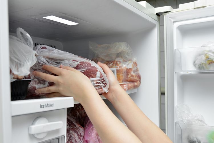 Ilustrasi menyimpan daging di kulkas atau freezer
