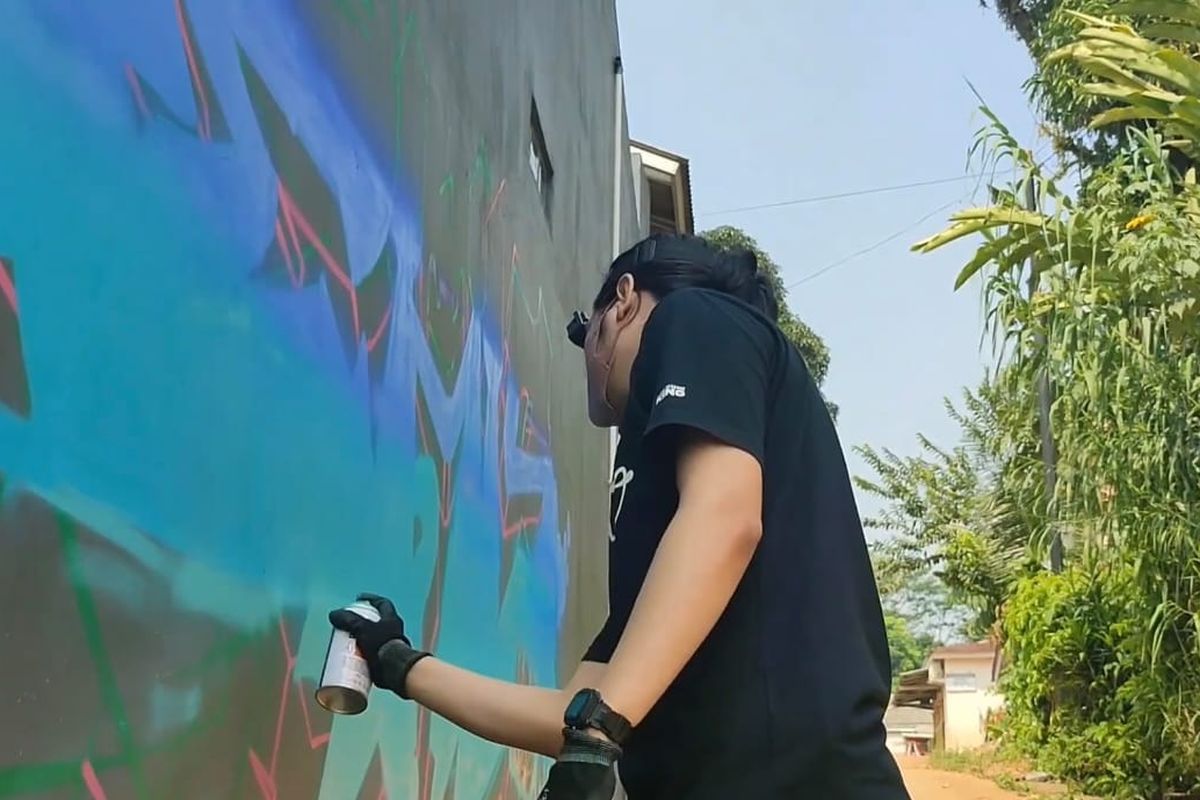 Fermul (27) salah seorang seniman grafiti. Selasa (18/6/2024).