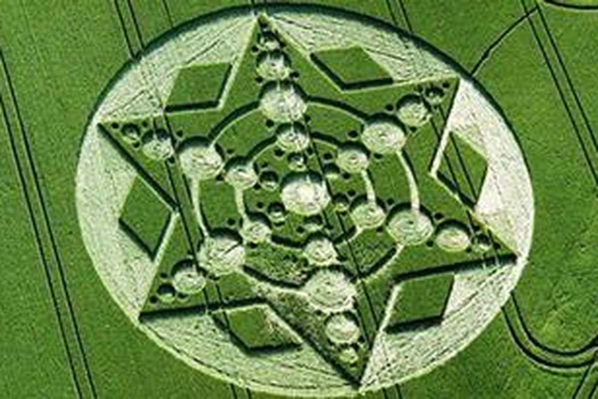 Crop circles yang membentuk pola cantik di luar negeri.