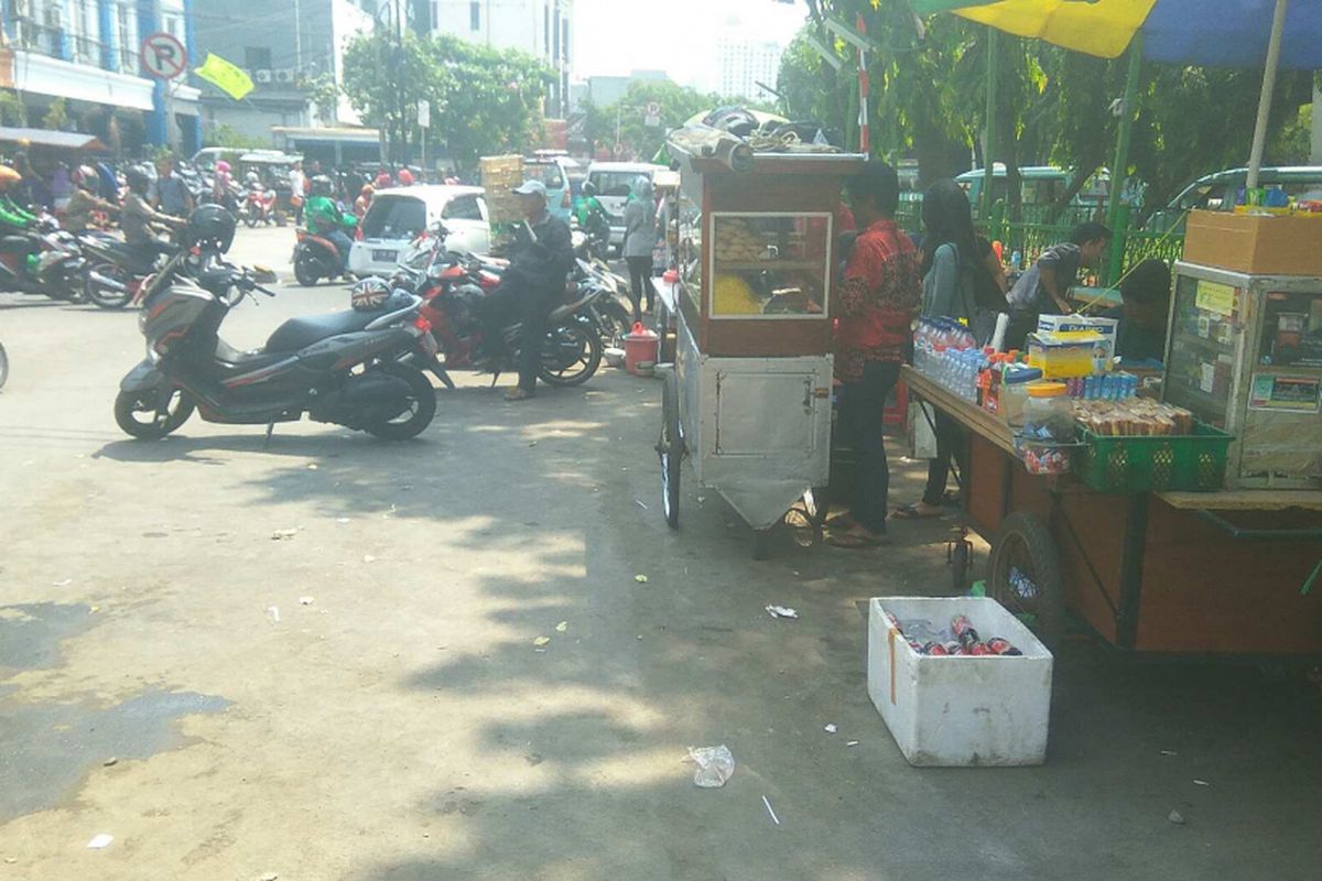 Kawasan Stasiun Tebet yang dipenuhi ojek dan pedagang kaki lima