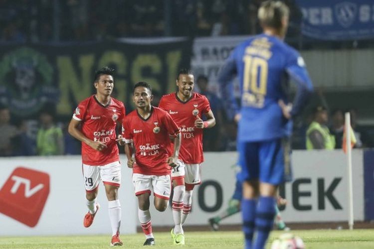 Gelandang Persija Jakarta, Ramdani Lestaluhu (tengah), selepas mencetak gol ke gawang Persib Bandung pada laga pekan ke-16 Liga 1 musim 2017 di Stadion Gelora Bandung Lautan Api (GBLA), Sabtu (22/7/2017)