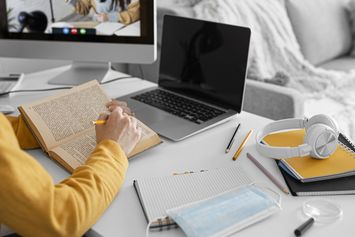 Tertarik Kuliah di Luar Negeri? Ini Tips Mudah Belajar TOEFL di Rumah