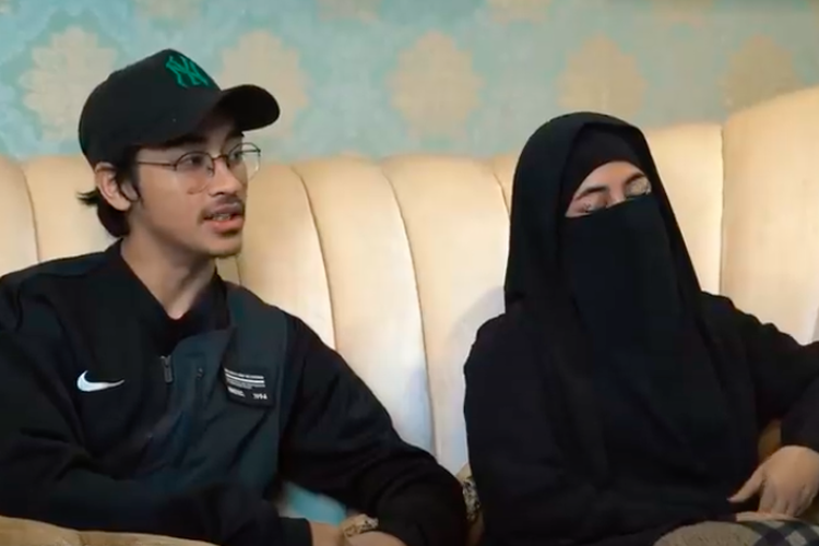 Putra almarhum Uje, Abidzar Al Ghifari dan Umi Pipik saat jadi bintang tamu di kanal YouTube The Hermansyah A6