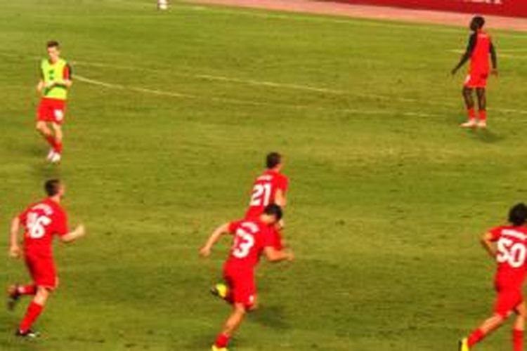 Pemain Liverpool melakukan pendinginan seusai tampil pada babak pertama melawan Thai All Stars di Stadion Rajamangala, Selasa (14/7/2015). 