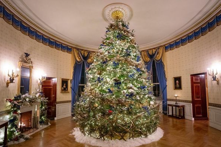 Tampilan pohon natal raksasa setinggi 5,4 yang berada di Blue Room, White House, Amerika Serikat