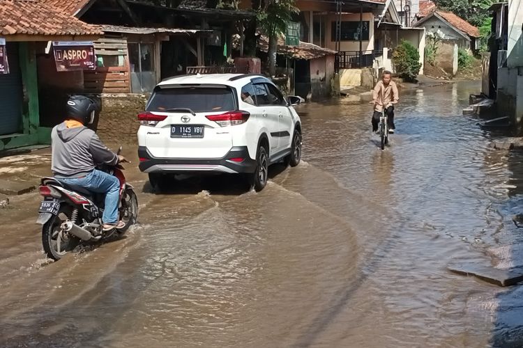 BPBD Kabupaten Bandung melakukan pembersihan di tiga lokasi banjir di Bandung Selatan, selain itu BPBD juga masih menyiagakan petugas guna antisipasi bencana banjir susulan, Rabu (16/3/2022) 