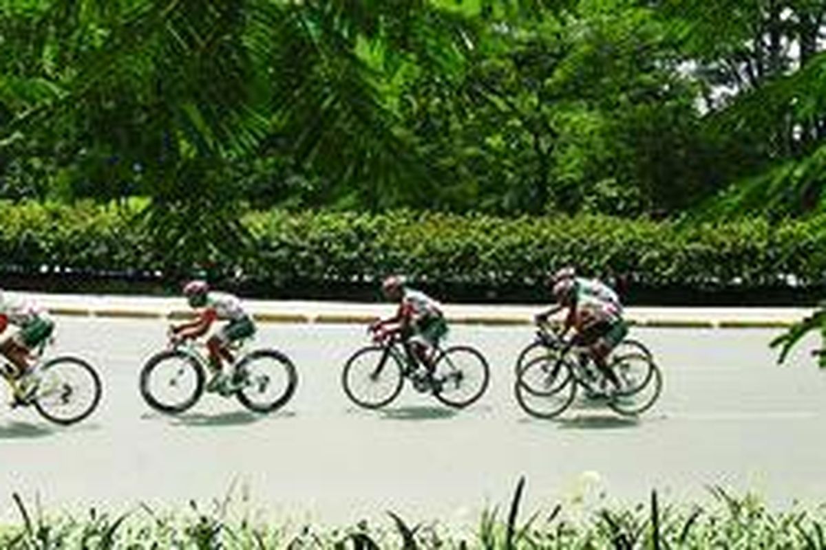 Pebalap sepeda dari 7 Eleven Racing Team Road Bike asal Filipina melintas pada etape pertama nomor team time trial Speedy Tour dIndonesia 2010 di Jakarta, Minggu (24/10). Polygon Sweet Nice menjadi tim tercepat dalam nomor team time trial berjarak 12 kilometer dengan catatan waktu 15 menit 53,69 detik.