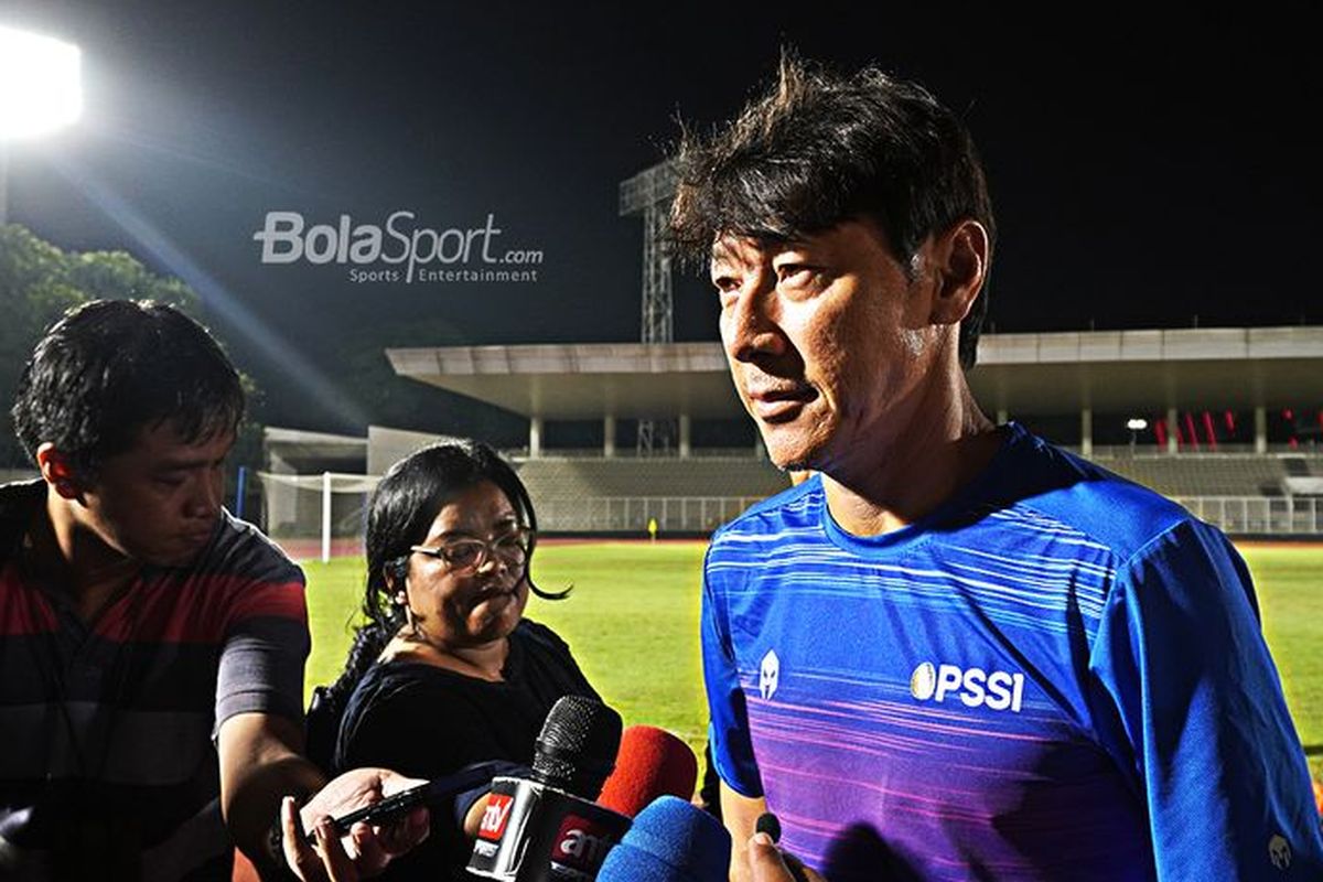 Pelatih timnas Indonesia, Shin Tae-yong, berbicara kepada media usai memimpin sesi latihan anak-anak asuhnya di Stadion Madya, Senayan, Jakarta Pusat, Jumat (14/2/2020).