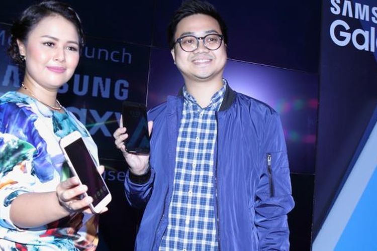 (ki-ka) Vebbyna Kaunang, Marketing Director IT & Mobile Samsung Electronics Indonesia dan Achmad Irfan, Produk Marketing Samsung Indonesia, saat acara peluncuran Galaxy A versi 2017 di Jakarta, Rabu (1/2/2017)