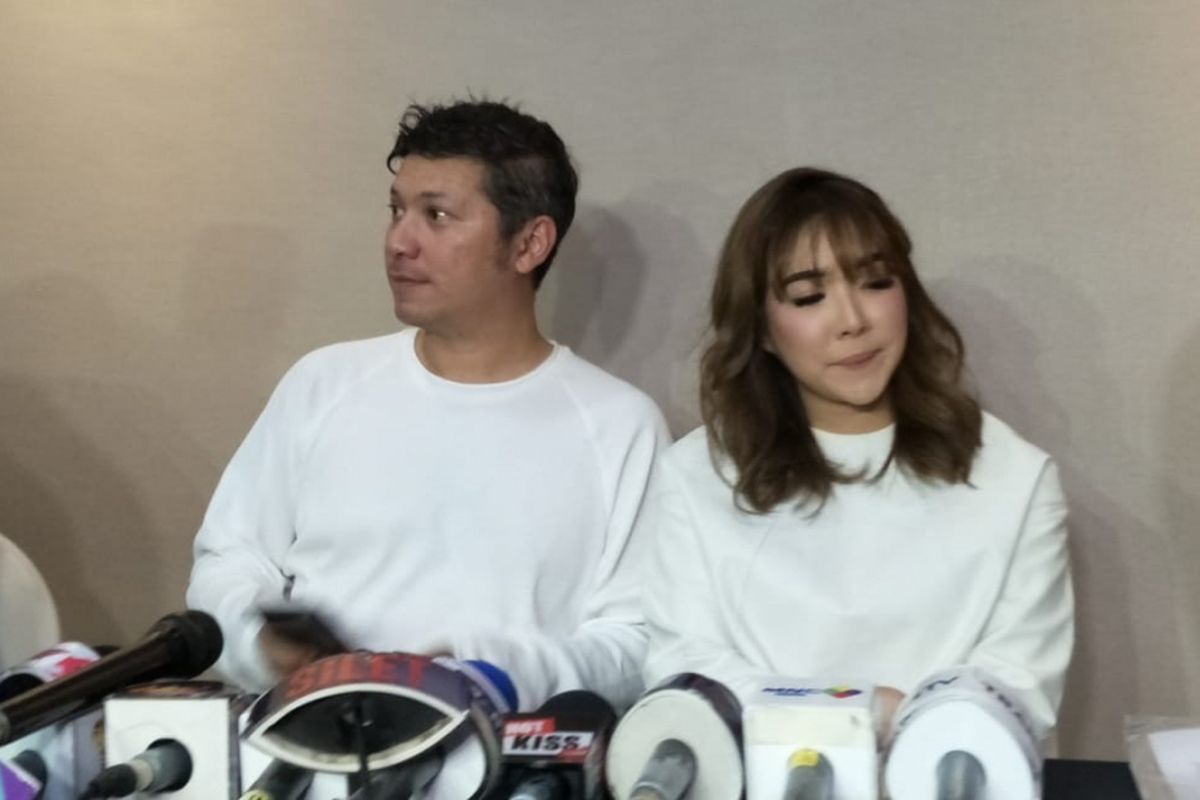 Artis peran Gading Marten dan penyanyi Gisella Anastasia di Veranda Hotel, Kebayoran Lama, Jakarta Selatan, Rabu (28/11/2018).