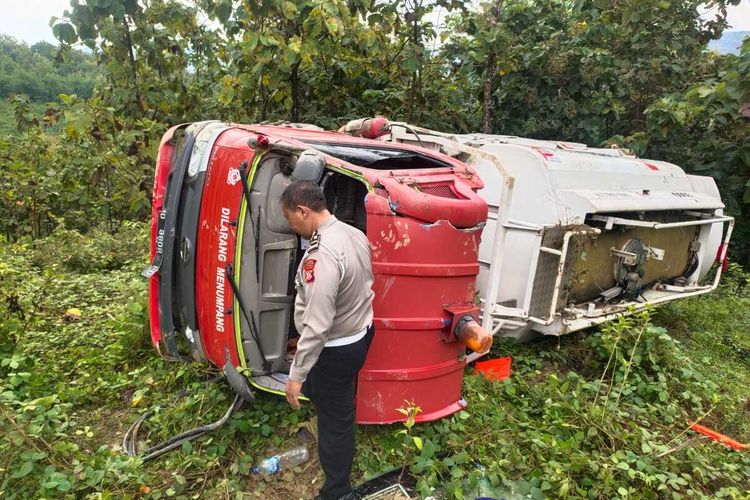 Anggota polisi mengecek truk tangki bermuatan pertamax masuk jurang di Ciemas, Sukabumi, Jawa Barat, Kamis (17/3/2022).