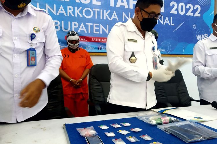 BNNK Blitar menggelar konferensi pers pengungkapan peredaran narkotika jenis sabu di kalangan nelayan di pesisir selatan Kabupaten Blitar, Senin (31/1/2022)