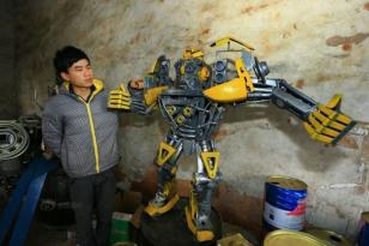 Yu Zhilin dan salah satu robot Transformer hasil karyanya.