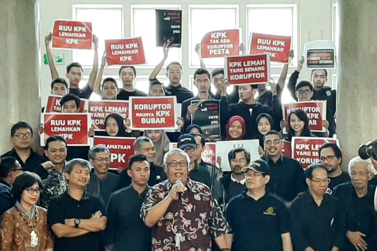 Ketua Dewan Guru Besar UGM Prof. Koentjoro saat membacakan pernyataan sikap di Balairung, UGM