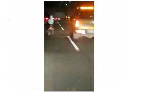 Video Viral Seorang Perempuan Naik Motor Masuk Jalan Tol, Polisi Duga Depresi