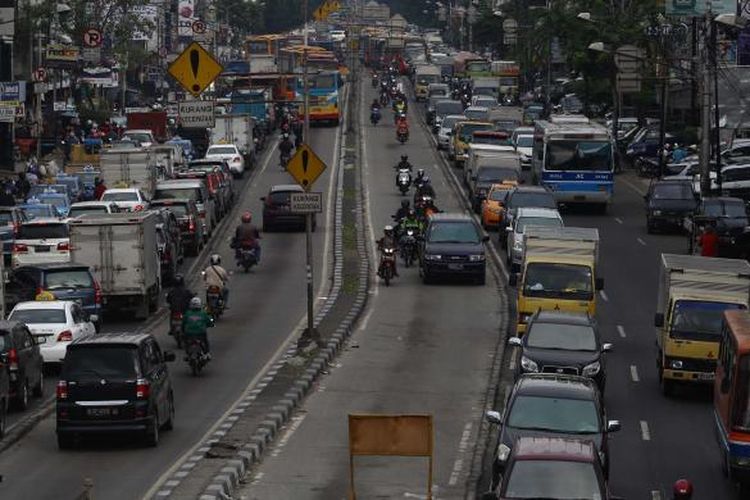 Kendaraan di Jalan KH Hasyim Ashari, Jakarta Pusat, terjebakemacetan yang cukup panjang, Selasa (12/11/2013). Imbas program sterilisasi jalur busway, sejumlah ruas jalan tampak macet. 