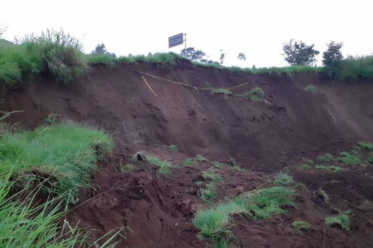 Longsor yang terjadi di Kampung Hegarmanah, Desa Sukatani Kecamatan Ngamprah Kabupaten Bandung Barat juga mengancam akses jalan di rumija tol Cipularang KM 118+600 B. Adapun jarak longsor dengan kedalaman 15 meter dengan lebar 30 meter ini berjarak 5-7 meter dari bahu jalan tol tersebut.