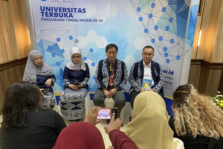 Konferensi pers The 3rd International Seminar of Science and Technology (ISST) yang digelar Fakultas Sains dan Teknologi Universitas Terbuka (19/10/2023).