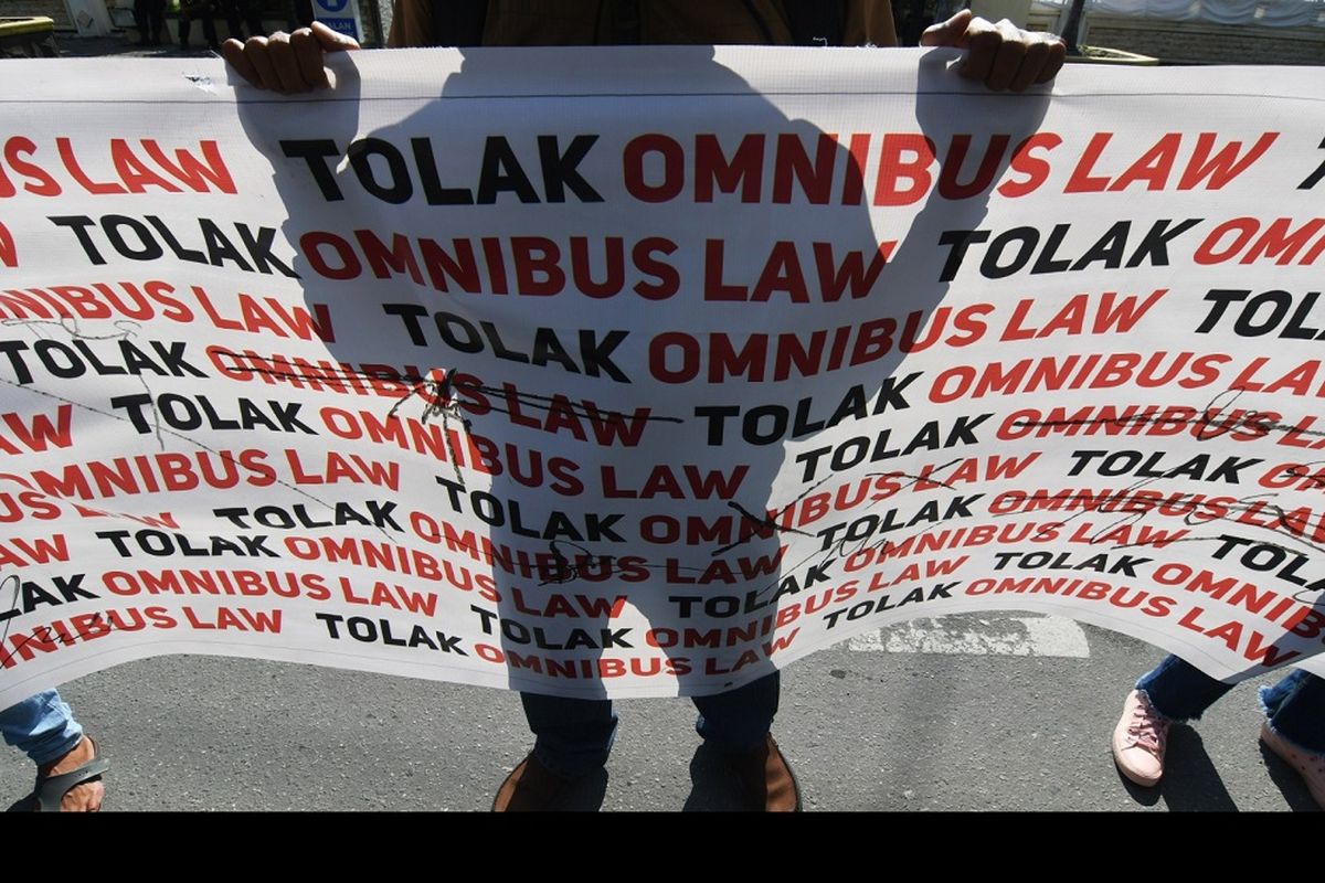 Pengunjuk rasa yang tergabung dalam Front Rakyat Tolak Omnibus Law (Frontal) membawa spanduk saat melakukan aksi unjuk rasa di Depan Gedung DPRD Sulawesi Tengah di Palu, Sulawesi Tengah, Jumat (14/8/2020). Mereka menyatakan menolak rencana pengesahan RUU Omnibus Law Cipta Kerja. ANTARA FOTO/Mohamad Hamzah/nz.