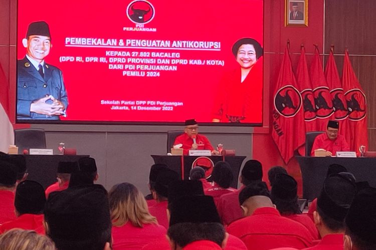 Sekretaris Jenderal DPP PDI-P Hasto Kristiyanto saat memimpin acara pembekalan dan penguatan antikorupsi kepada puluhan ribu bacaleg PDI-P di Sekolah Partai, Lenteng Agung, Jakarta Selatan, Rabu (14/12/2022). 