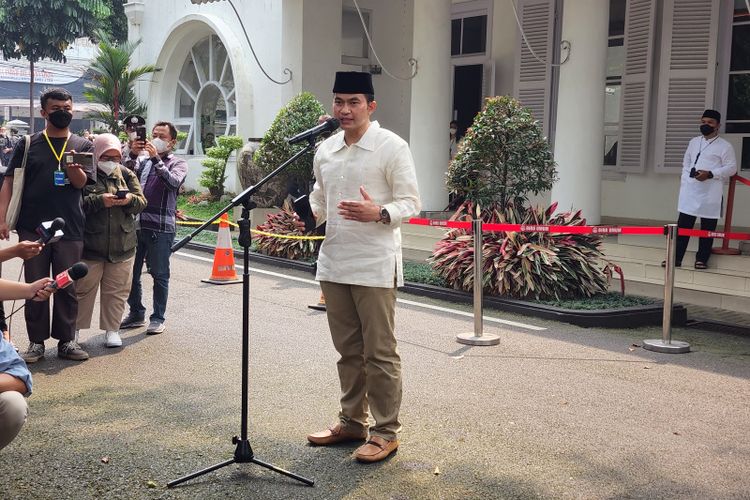 Kepala Biro Administrasi Pimpinan Pemprov Jabar Wahyu Mijaya saat memberikan keteranganpers di Gedung Pakuan, Kota Bandung, Jawa Barat, Sabtu (4/6/2022).