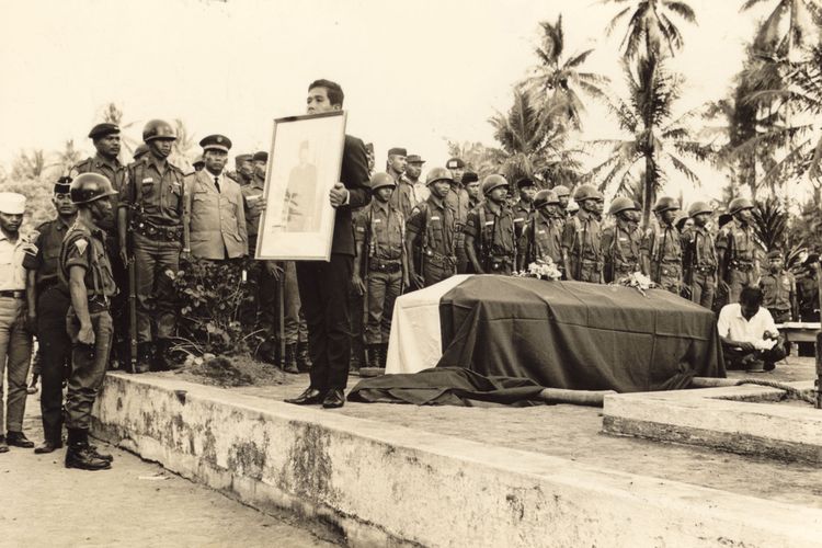 Prosesi pemakaman Bung Karno di Blitar (22/6/1970).